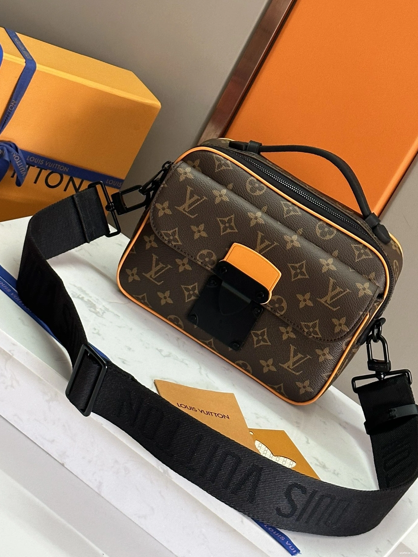 WIS LOUIS VUITTON LOCK MESSENGER S 0102